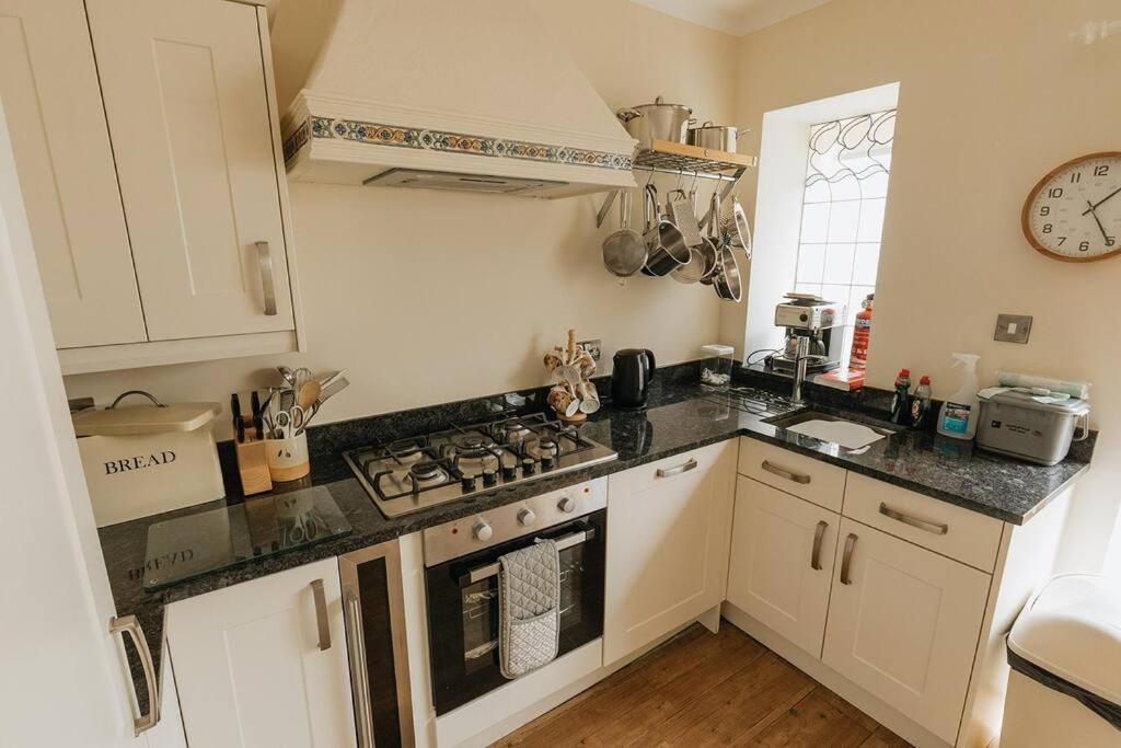 Fir Tree Cottage - Cosy 3 Bed Cottage In Penrhyn Bay With Beautiful Sea Views And Access To Snowdonia Rhôs-on-Sea Zewnętrze zdjęcie